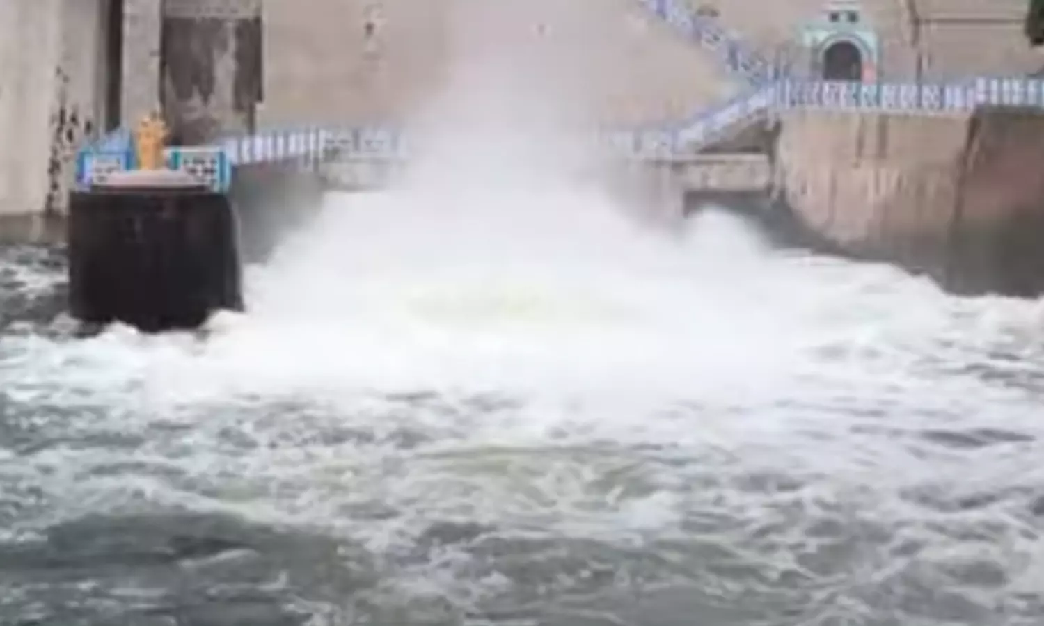 கே.ஆர்.பி. அணைக்கு நீர்வரத்து அதிகரிப்பு - 3 மாவட்ட மக்களுக்கு வெள்ள எச்சரிக்கை கே.ஆர்.பி. அணைக்கு நீர்வரத்து அதிகரிப்பு - 3 மாவட்ட மக்களுக்கு வெள்ள எச்சரிக்கை