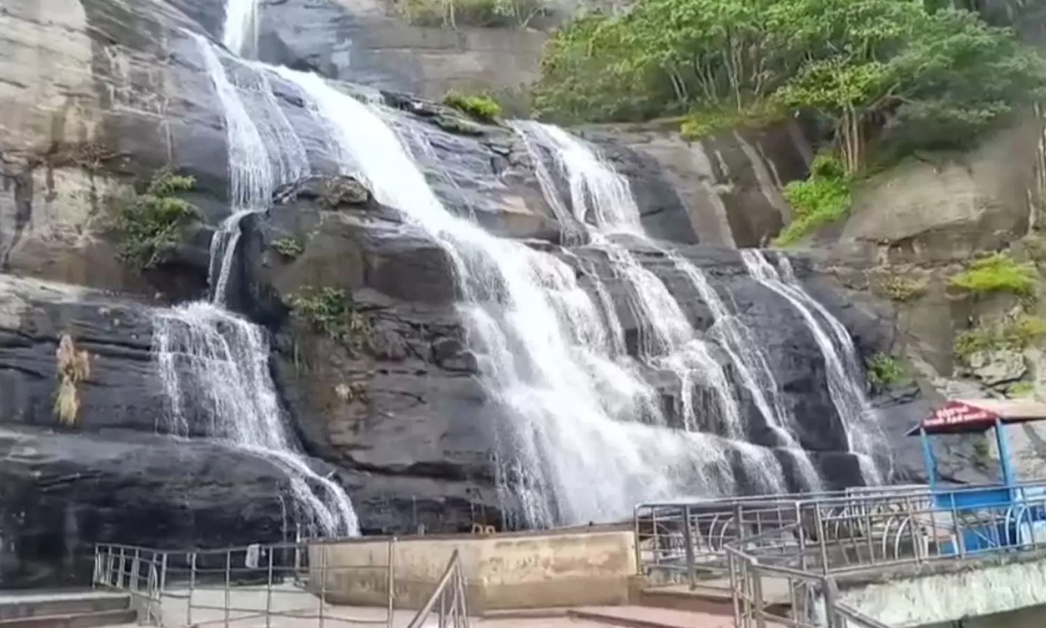 மேற்கு தொடர்ச்சி மலை பகுதிகளில் தொடர் மழை: குற்றாலம் மெயின் அருவியில் குளிக்க தடை