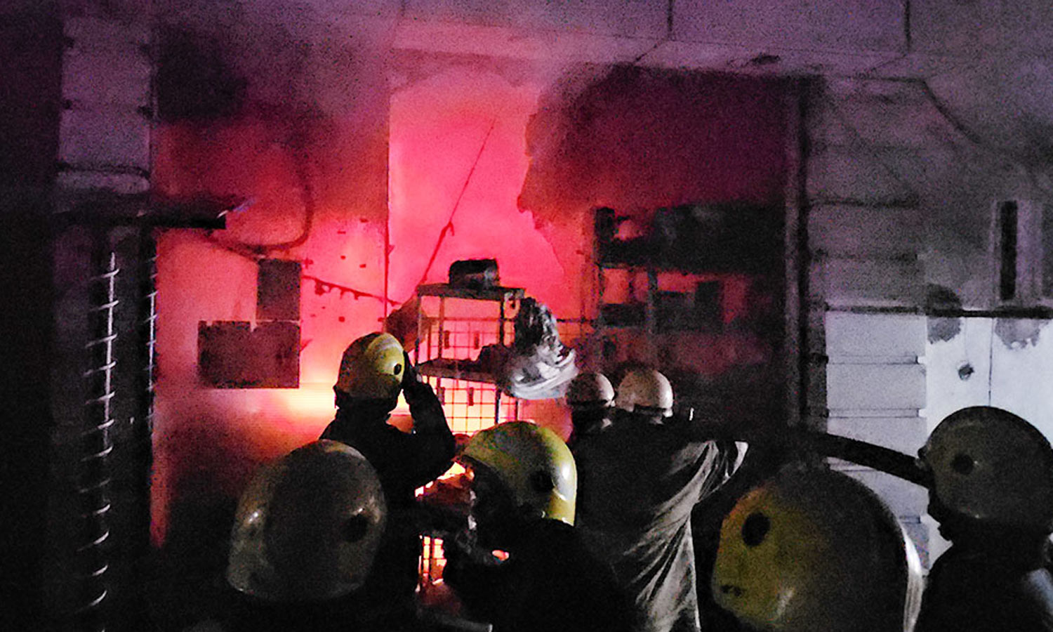 விருதுநகரில் பல்பொருள் அங்காடியில் பயங்கர தீ விபத்து- பல லட்சம் மதிப்பிலான பொருட்கள் சேதம்