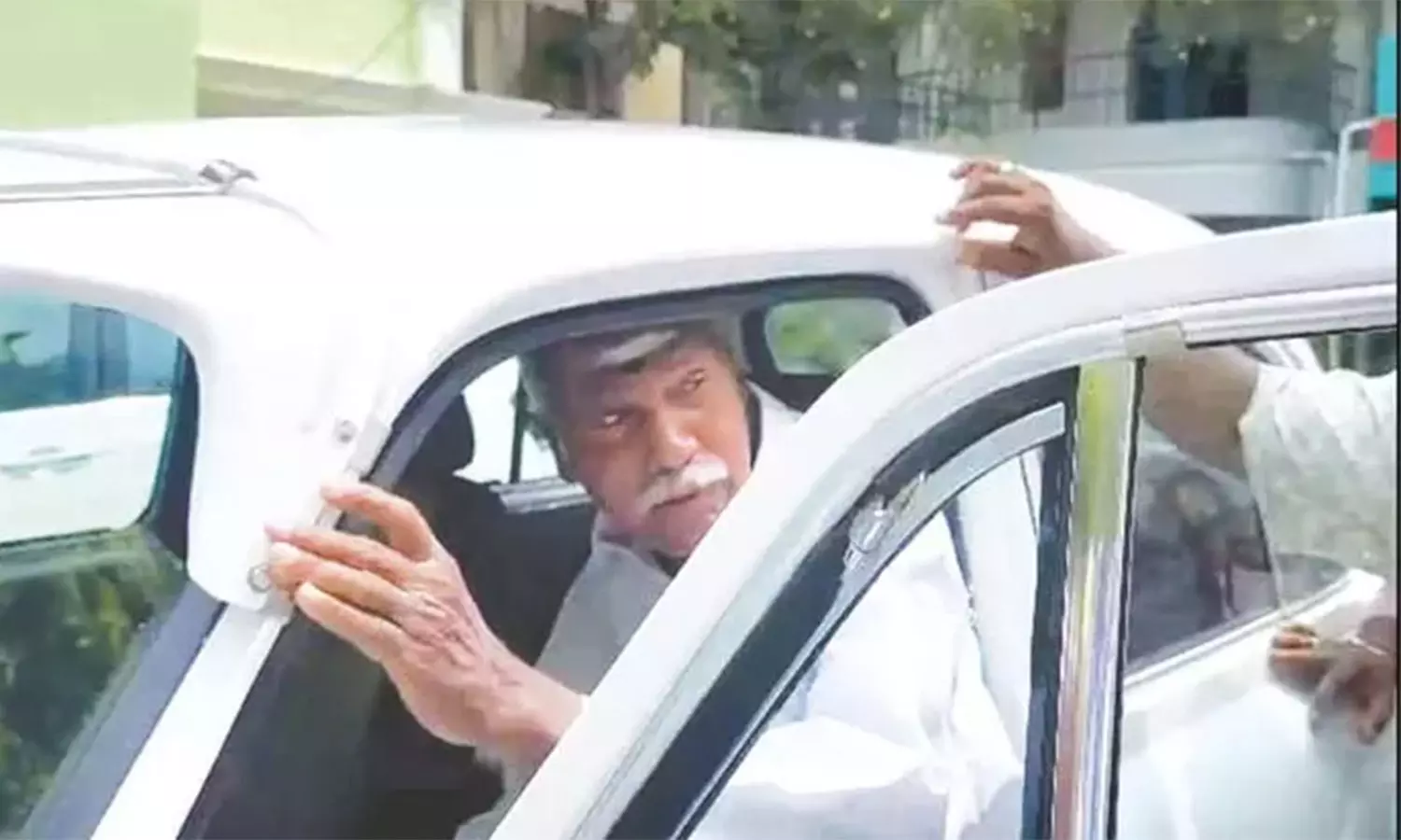 முதலமைச்சர் காரை முற்றுகையிட்ட வியாபாரிகள்