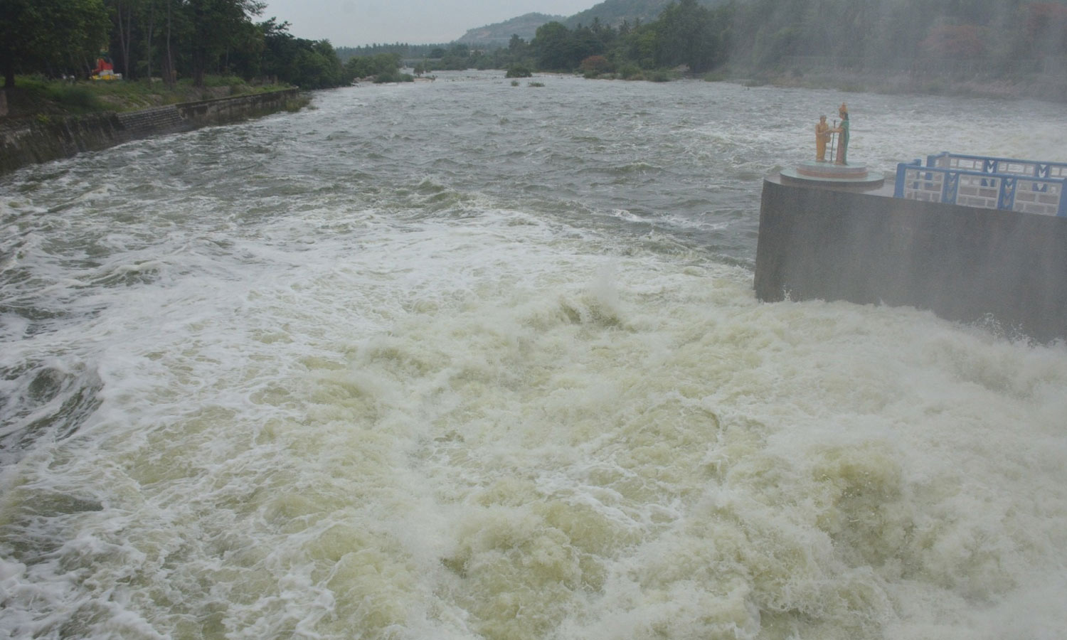 தென்பெண்ணையாற்றில் சீறிப்பாயும் வெள்ளம் - கரையோர மக்களுக்கு வெள்ள அபாய எச்சரிக்கை