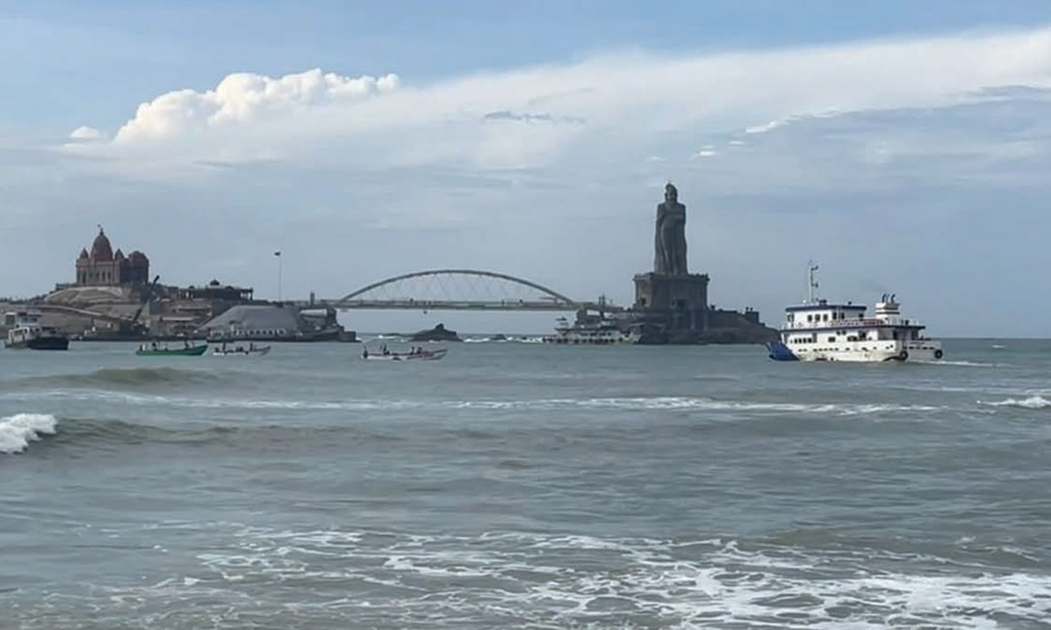 சுற்றுலாப் பயணிகள் வருகை அதிகரிப்பு- கன்னியாகுமரி கண்ணாடி பாலத்துக்கு கூடுதல் படகுகள் இயக்கம்