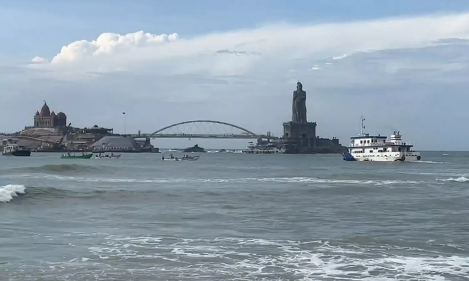 சுற்றுலாப் பயணிகள் வருகை அதிகரிப்பு- கன்னியாகுமரி கண்ணாடி பாலத்துக்கு கூடுதல் படகுகள் இயக்கம் சுற்றுலாப் பயணிகள் வருகை அதிகரிப்பு- கன்னியாகுமரி கண்ணாடி பாலத்துக்கு கூடுதல் படகுகள் இயக்கம்