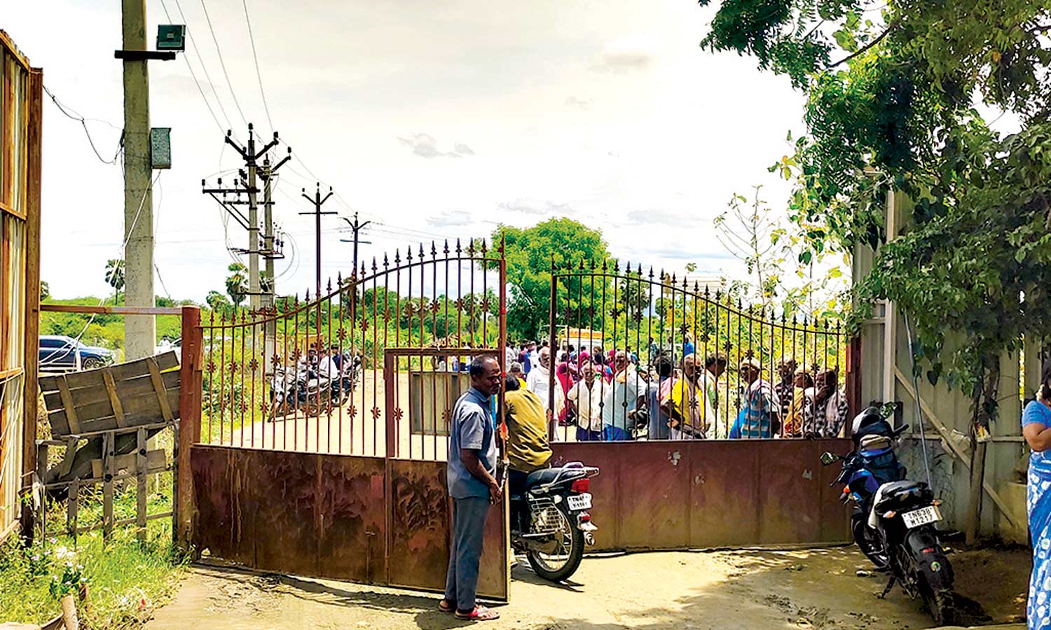 சிவகங்கை: கல்குவாரியில் பாறை சரிந்து 5 பேர் உயிரிழப்பு சிவகங்கை: கல்குவாரியில் பாறை சரிந்து 5 பேர் உயிரிழப்பு