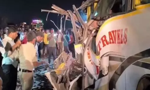 தெலுங்கானாவில் லாரி - பேருந்து மோதிய விபத்தில் 4 பேர் உயிரிழப்பு