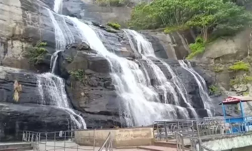 மேற்கு தொடர்ச்சி மலை பகுதிகளில் தொடர் மழை: குற்றாலம் மெயின் அருவியில் குளிக்க தடை