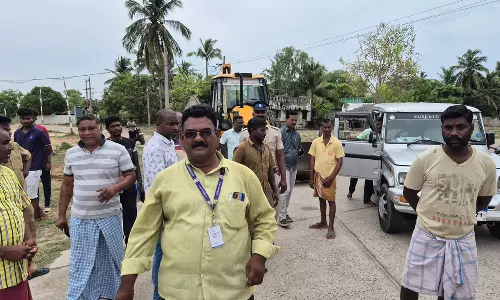 தேசிய கொடிக்கம்பத்தை அகற்றிய மாநகராட்சி ஊழியர்களை சிறைபிடித்து பொதுமக்கள்