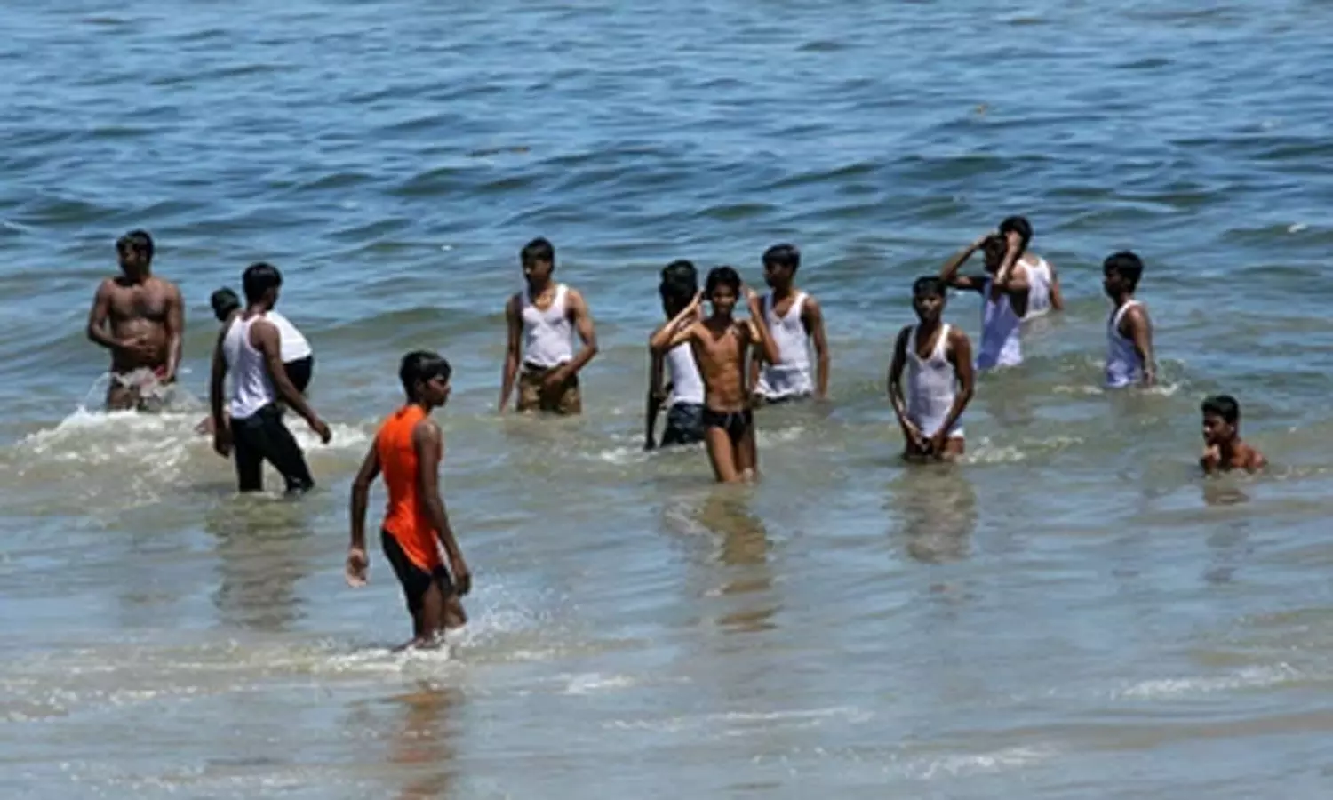 7 இடங்களில் நீர் சுழற்சி... மெரினா கடலில் குளிக்க வேண்டாம் - போலீசார் வேண்டுகோள்