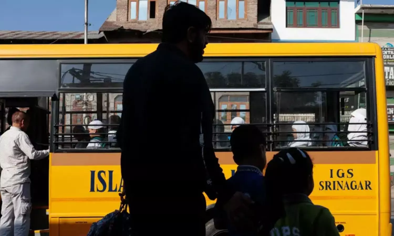 பாகிஸ்தானில் பள்ளிப் பேருந்து மீது வெடிகுண்டு தாக்குதல்.. 4 குழந்தைகள் பலி - 38 பேர் காயம் பாகிஸ்தானில் பள்ளிப் பேருந்து மீது வெடிகுண்டு தாக்குதல்.. 4 குழந்தைகள் பலி - 38 பேர் காயம்