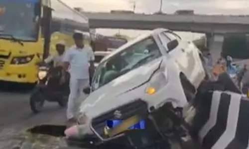 கிண்டி கத்திப்பாரா மேம்பாலத்தின் சென்டர் மீடியனில் கார் மோதி விபத்து