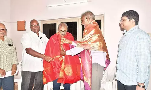 ஆந்திராவில் 70 வயதில் 61 பட்டங்களை பெற்ற மனநல டாக்டர்