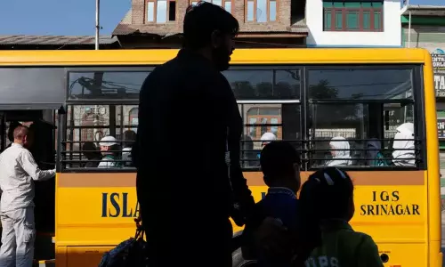 பாகிஸ்தானில் பள்ளிப் பேருந்து மீது வெடிகுண்டு தாக்குதல்..  4 குழந்தைகள் பலி - 38 பேர் காயம்