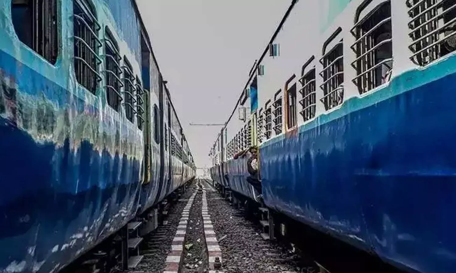 ரெயில் பயணிகள் கவனத்திற்கு... இனிமேல் படிக்கட்டில் அமர்ந்து பயணம் செய்தால் அபராதம்...