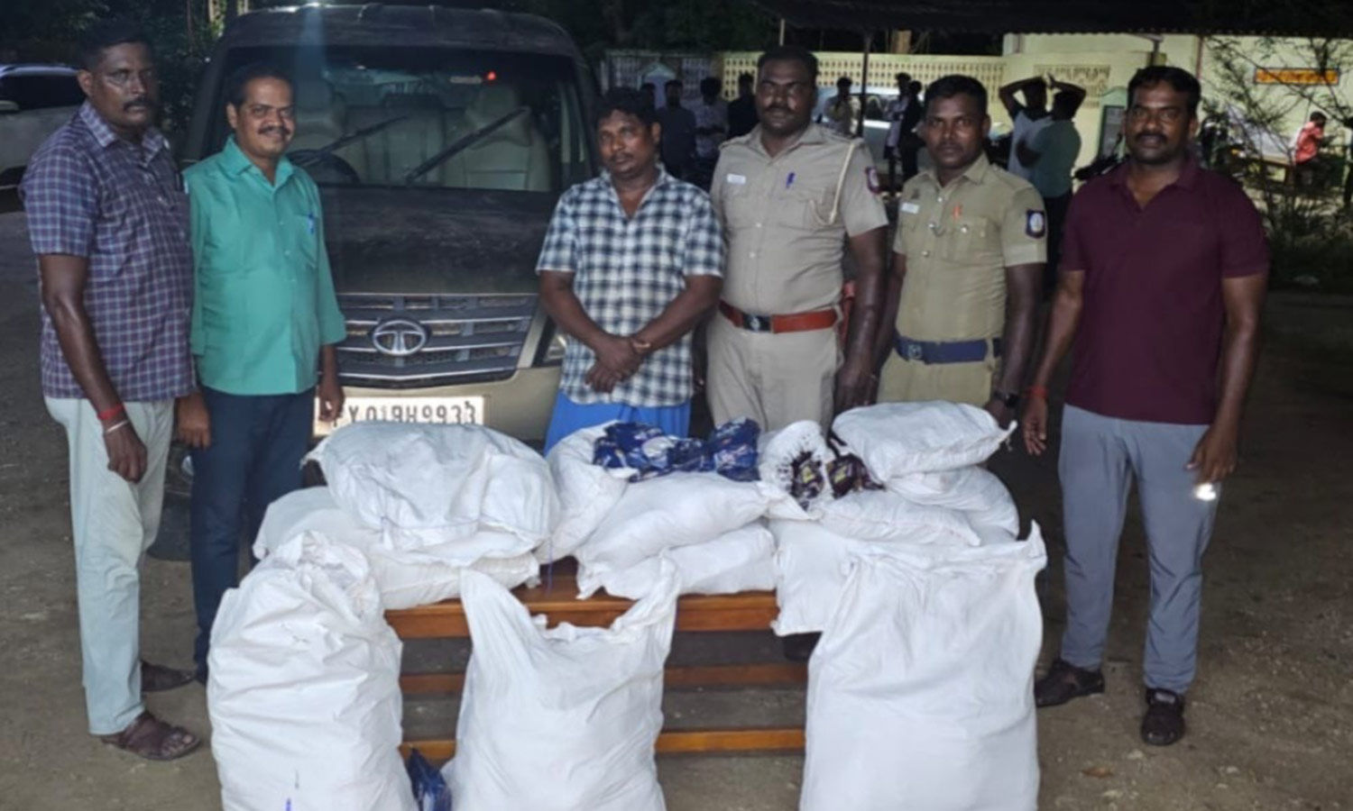 விழுப்புரம் அருகே தடைசெய்யப்பட்ட 110 கிலோ புகையிலை பொருட்கள் பறிமுதல் விழுப்புரம் அருகே தடைசெய்யப்பட்ட 110 கிலோ புகையிலை பொருட்கள் பறிமுதல்