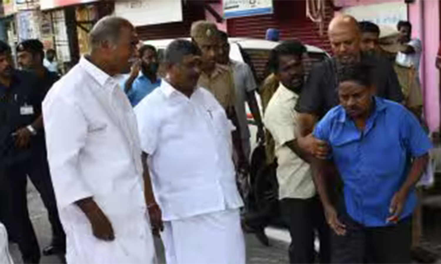 முதலமைச்சர் ரங்கசாமி காலில் விழுந்து ஆசி பெற அடம்பிடித்த போதை ஆசாமி- திகைத்து நின்ற பாதுகாப்பு அதிகாரிகள்