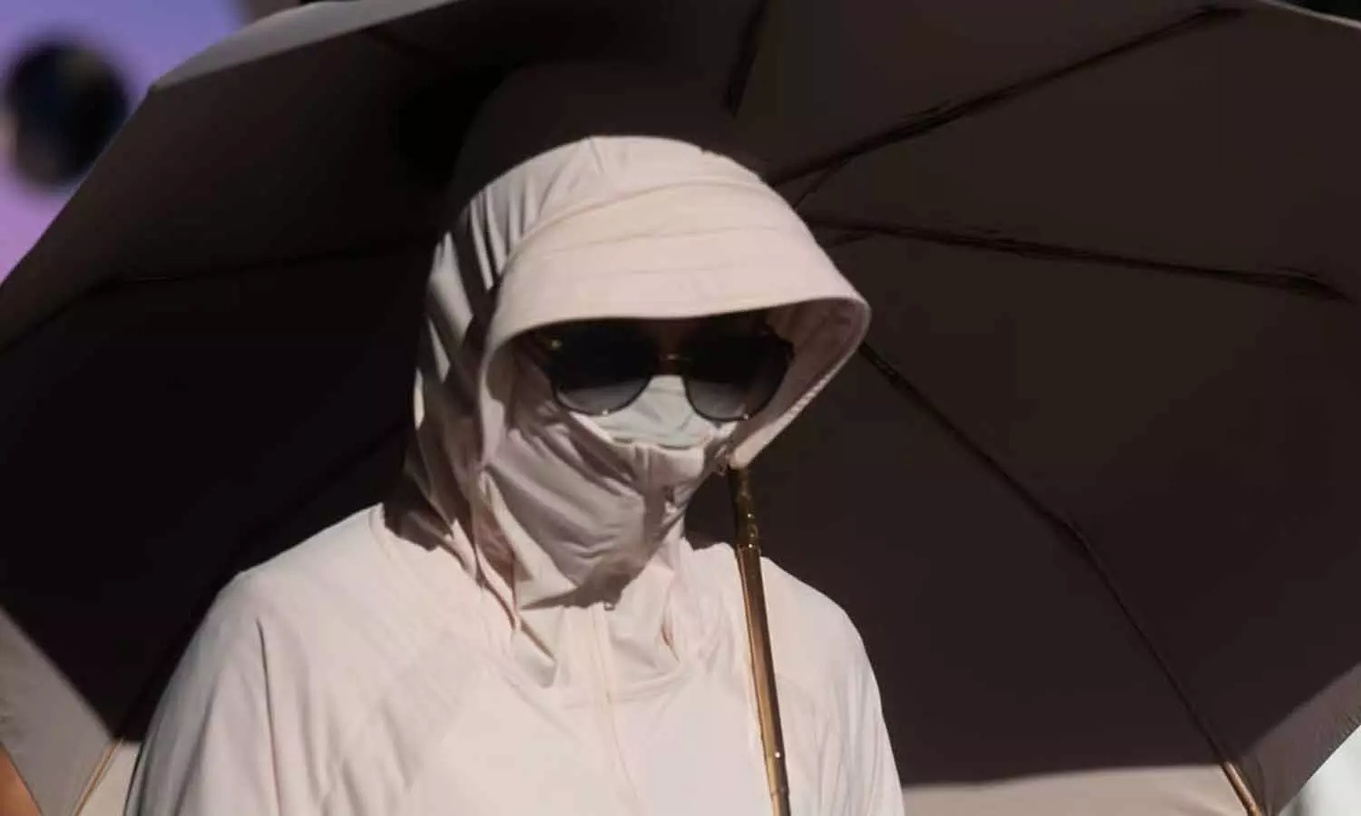 சூரிய ஒளி பட்டால் கருப்பாகி விடுவோம் என்ற அச்சத்தில் பெண் செய்த செயலால் நடந்த விபரீதம்