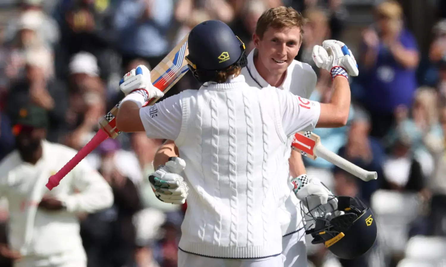 முன்னணி வீரர்கள் அசத்தல் சதம்: முதல் நாள் முடிவில் இங்கிலாந்து 498 ரன்கள் குவிப்பு