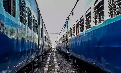 ரெயில் பயணிகள் கவனத்திற்கு... இனிமேல் படிக்கட்டில் அமர்ந்து பயணம் செய்தால் அபராதம்...