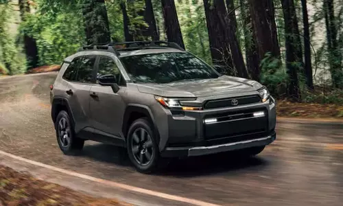 வேற லெவல் அப்கிரேடுகளுடன் அறிமுகம் செய்யப்பட்ட 2026 RAV4