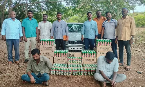 திண்டிவனம் அருகே புதுவை மதுபாட்டில்கள் கடத்திய 2 பேர் கைது