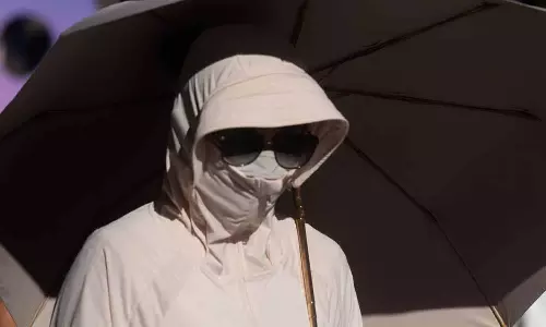 சூரிய ஒளி பட்டால் கருப்பாகி விடுவோம் என்ற அச்சத்தில் பெண் செய்த செயலால் நடந்த விபரீதம்