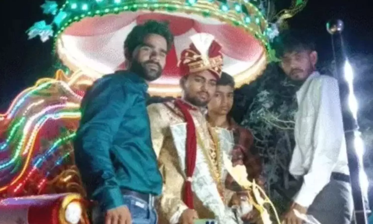 குதிரை வண்டியில் திருமண ஊர்வலம் சென்ற தலித் மணமகன்..  இழுத்து தரையில் தள்ளி தாக்குதல் நடத்திய கும்பல்