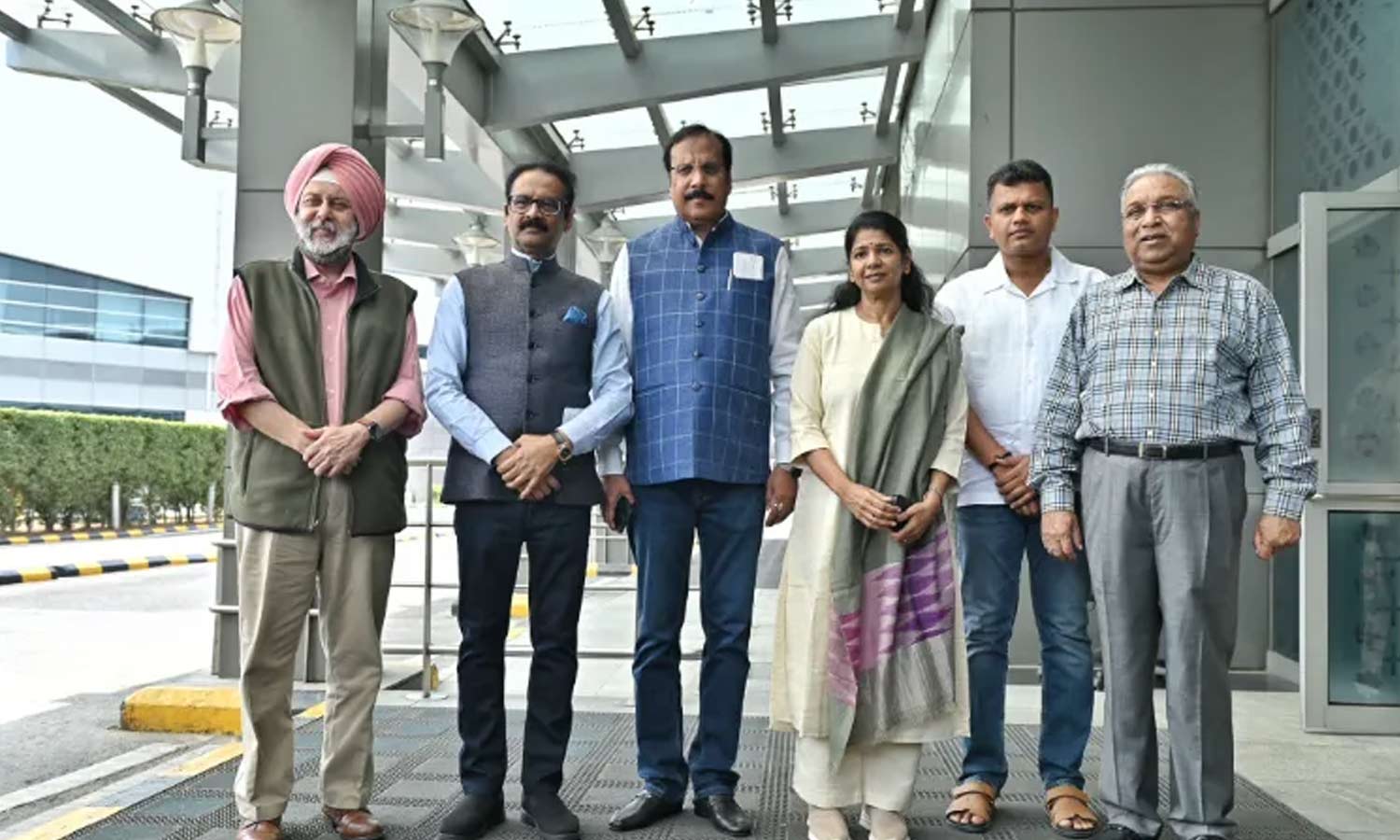 டிரோன் தாக்குதலால் கனிமொழி எம்.பி. சென்ற விமானம் மாஸ்கோவில் 45 நிமிடங்கள் வானத்தில் வட்டமடித்ததாக பரபரப்பு தகவல்..! டிரோன் தாக்குதலால் கனிமொழி எம்.பி. சென்ற விமானம் மாஸ்கோவில் 45 நிமிடங்கள் வானத்தில் வட்டமடித்ததாக பரபரப்பு தகவல்..!