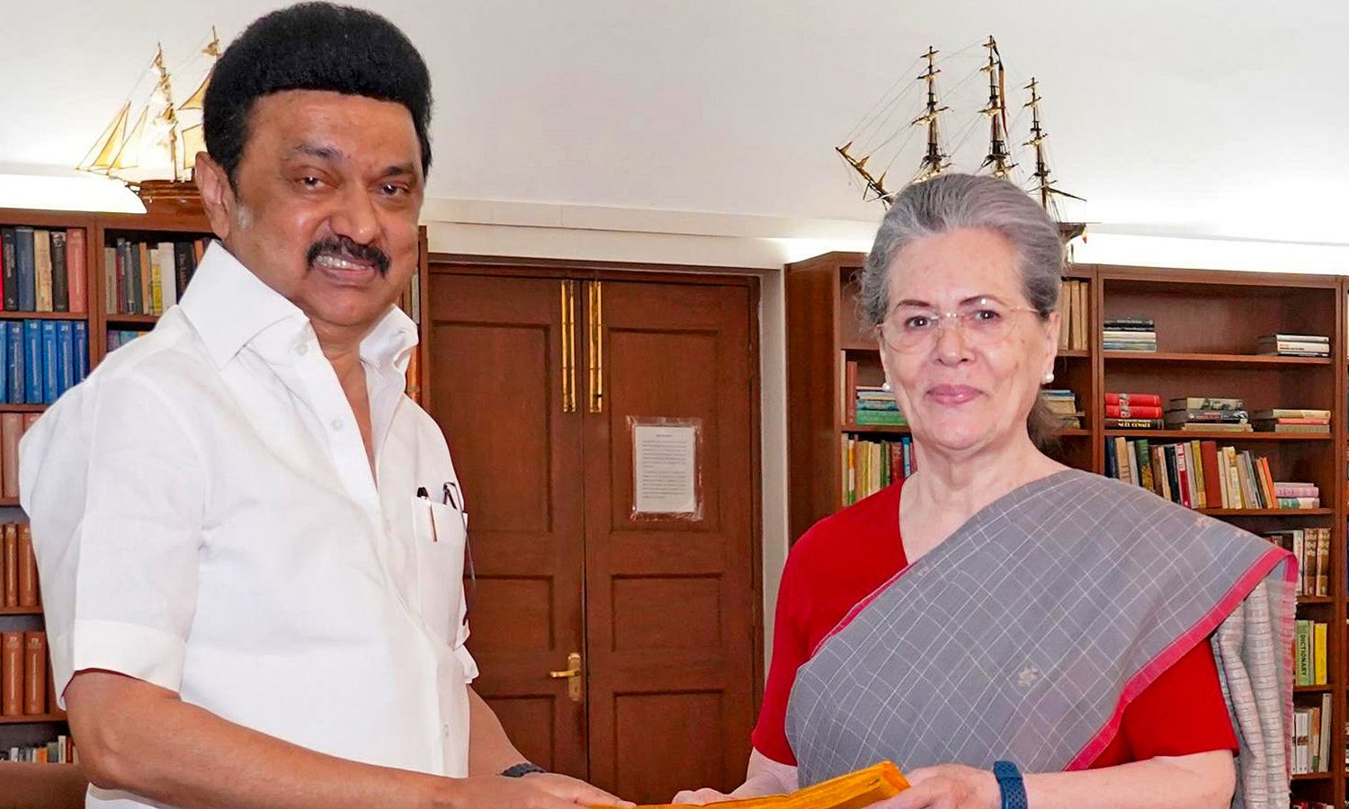காங்கிரஸ் மூத்த தலைவர் சோனியா காந்தியுடன் முதலமைச்சர் மு.க.ஸ்டாலின் சந்திப்பு
