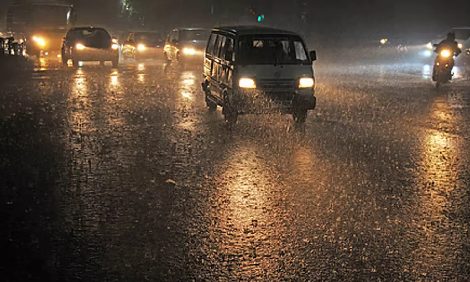 சென்னை மற்றும் புறநகர் பகுதிகளில் வெளுத்து வாங்கும் கனமழை