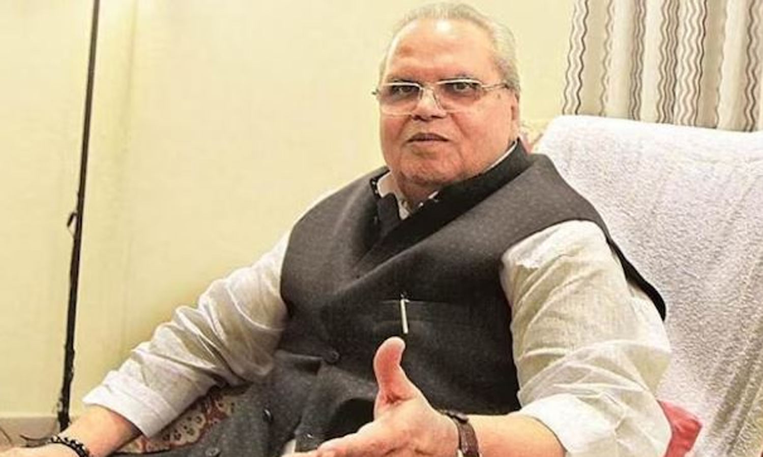 ஜம்மு காஷ்மீர் முன்னாள் கவர்னரை மருத்துவமனையில் சந்தித்த ராகுல் காந்தி