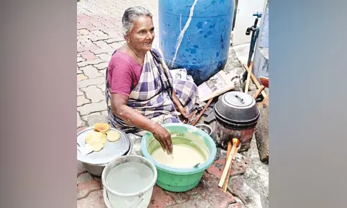ஒரு ரூபாய்க்கு ஆப்பம் விற்பனை செய்யும் மூதாட்டி- மன நிம்மதியுடன் வாழ்வதாக நெகிழ்ச்சி