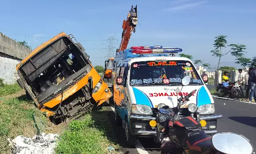 சின்னசேலம் அருகே அரசு சொகுசு பஸ் பள்ளத்தில் கவிழ்ந்து விபத்து