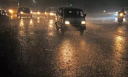 சென்னை மற்றும் புறநகர் பகுதிகளில் வெளுத்து வாங்கும் கனமழை