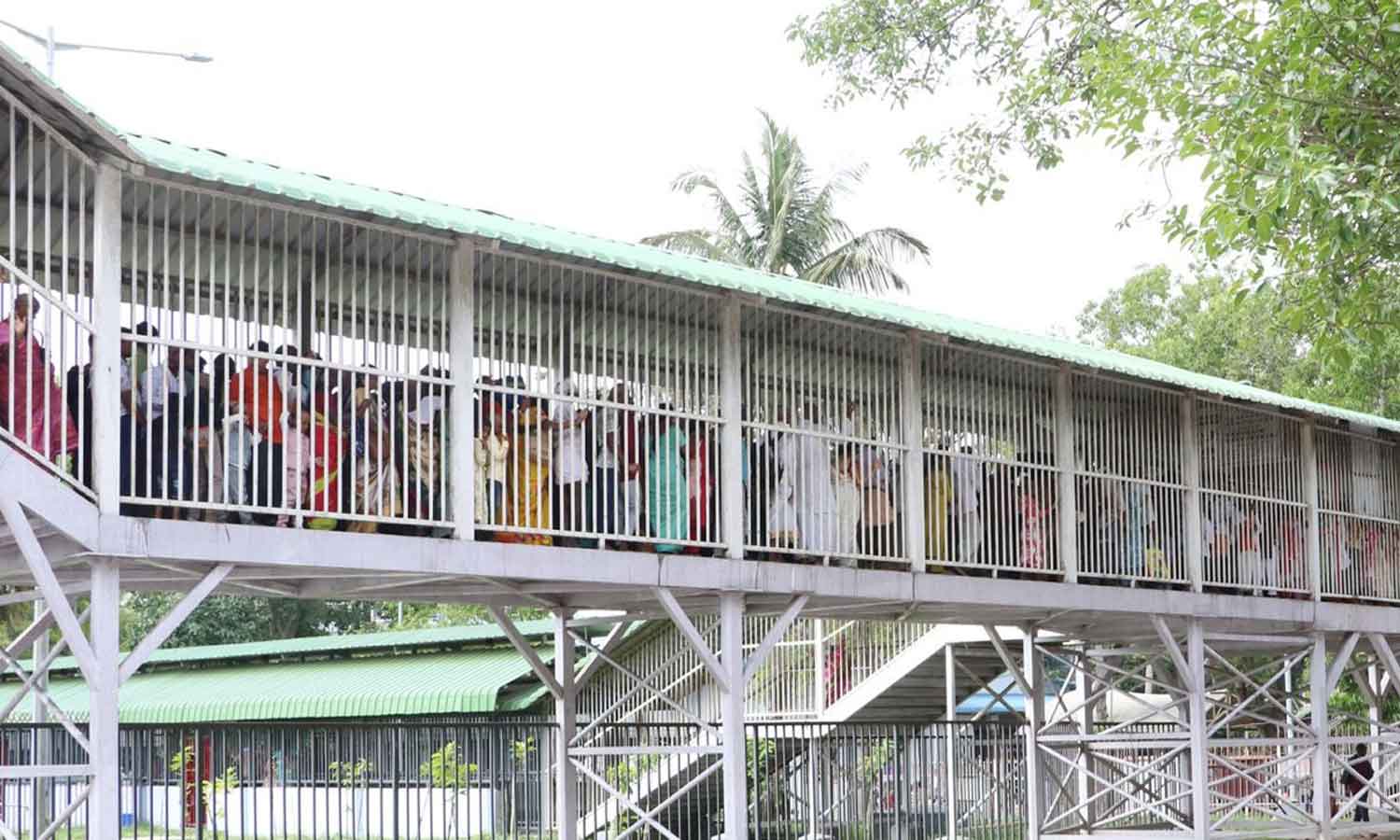 திருப்பதியில் கட்டுக்கடங்காத பக்தர்கள் கூட்டம்- 5 கிலோ மீட்டர் தூரம் வரிசையில் காத்திருந்து தரிசனம்