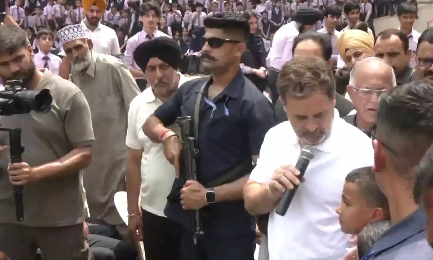 VIDEO: பாகிஸ்தான் தாக்குதலில் பாதிக்கப் பட்டவர்களை சந்தித்து ஆறுதல் கூறினார் ராகுல்காந்தி VIDEO: பாகிஸ்தான் தாக்குதலில் பாதிக்கப் பட்டவர்களை சந்தித்து ஆறுதல் கூறினார் ராகுல்காந்தி