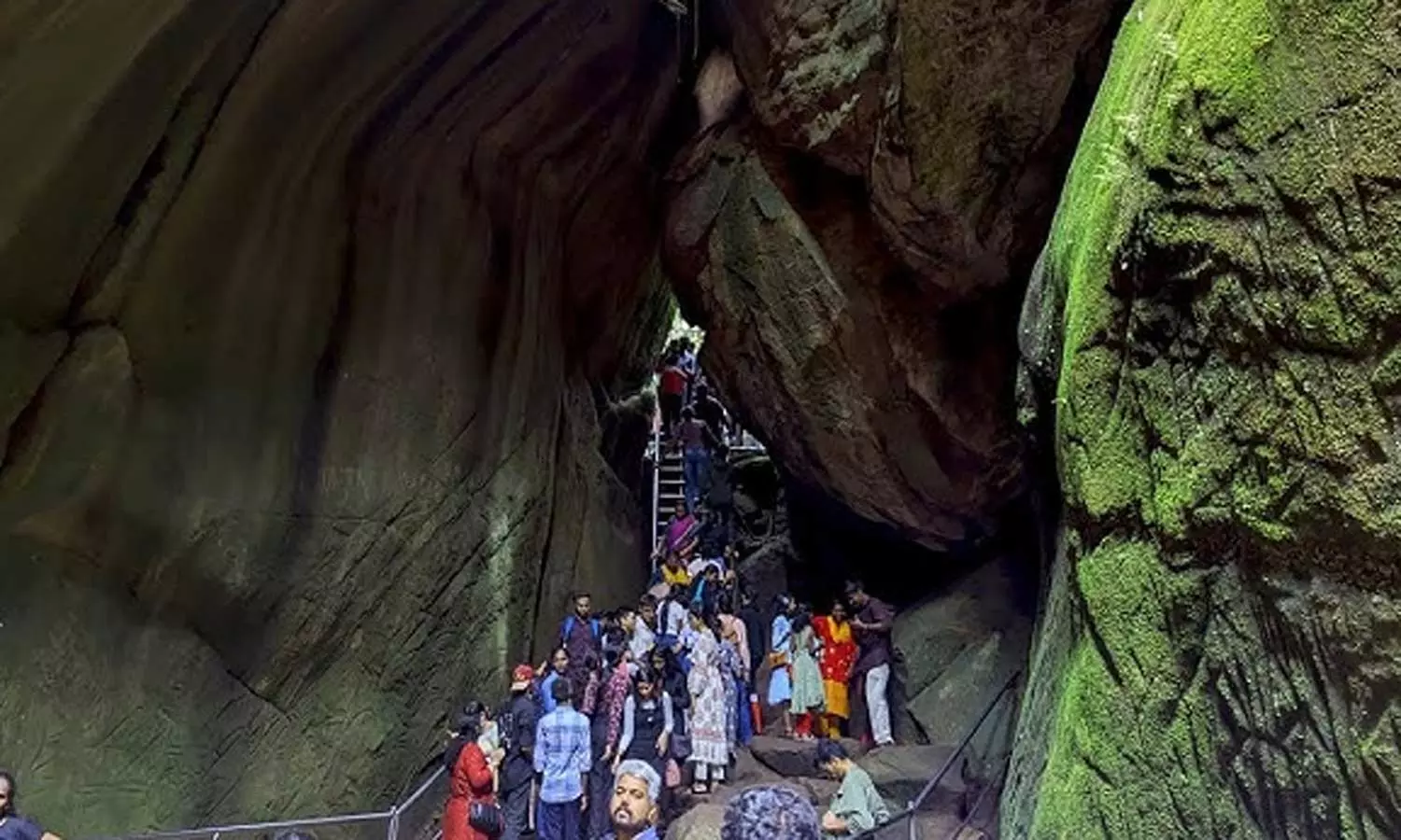 ரெட் அலர்ட் எதிரொலி - சுற்றுலா தலங்களுக்கு செல்ல கடும் கட்டுப்பாடுகள் விதிப்பு