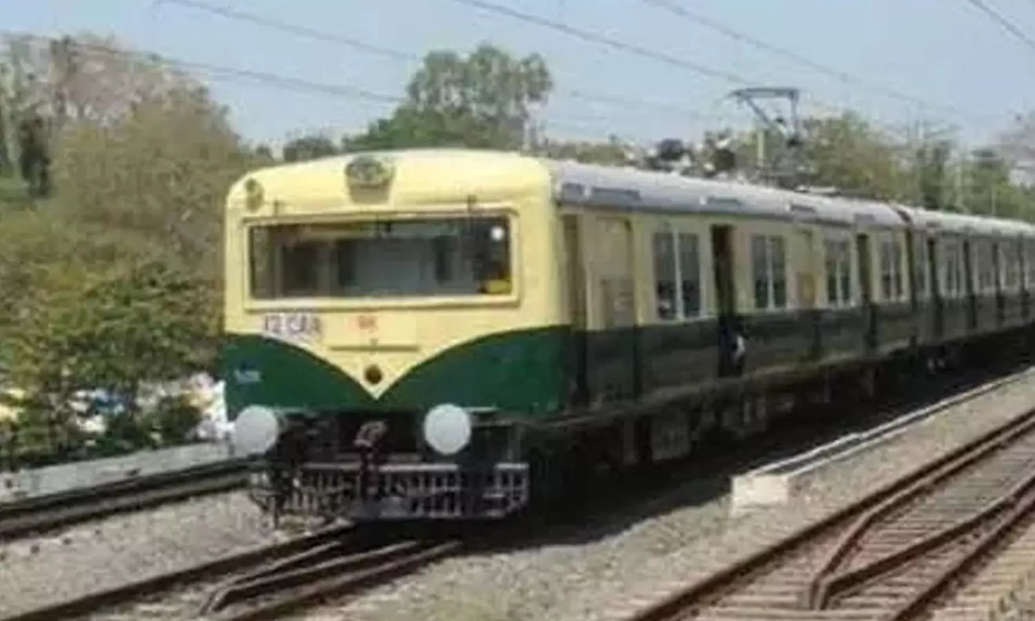 கும்மிடிப்பூண்டி-பொன்னேரி இடையே மின்சார ரெயில்கள் ரத்து: பயணிகள் கடும் அவதி