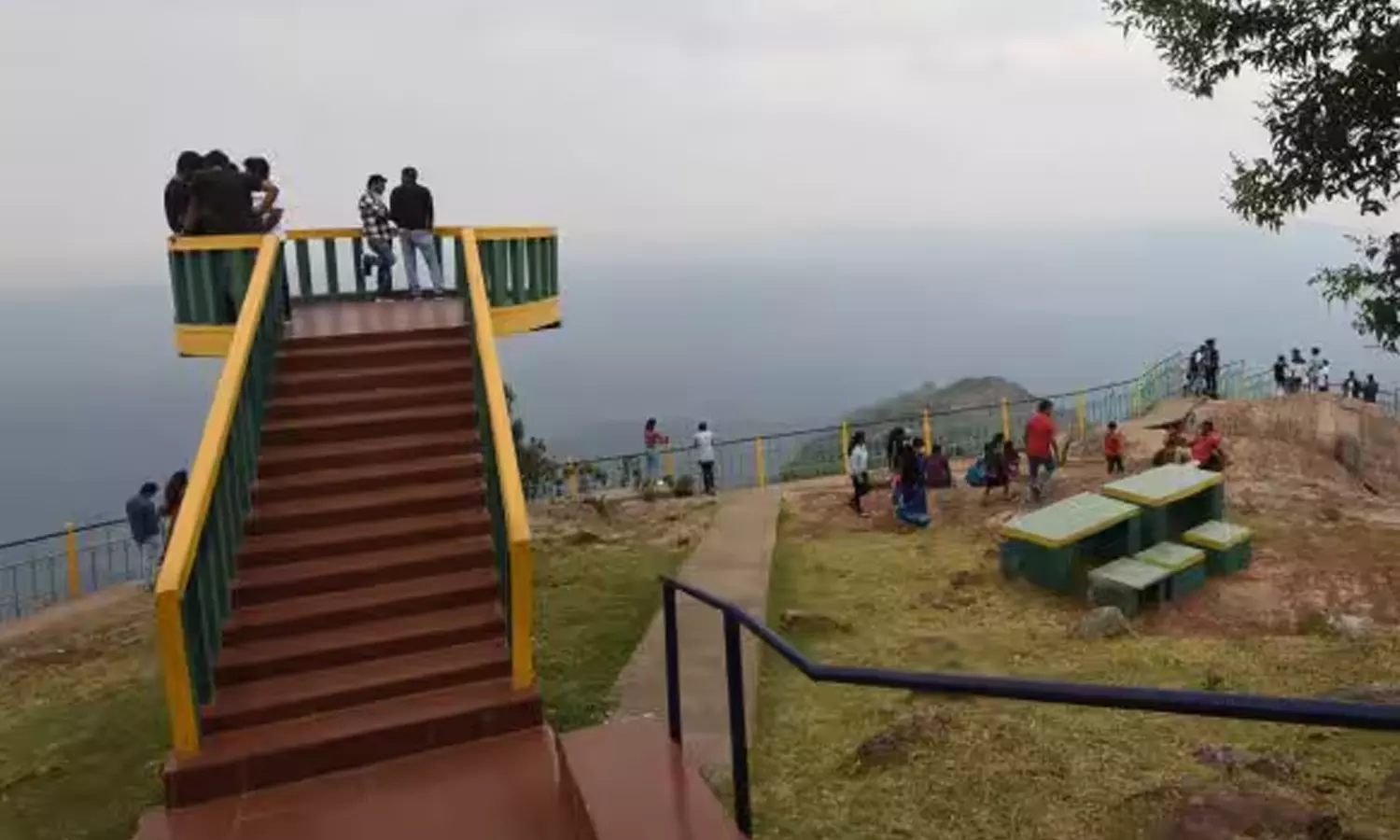 ரெட் அலர்ட் எதிரொலி- நீலகிரியில் சுற்றுலாத்தலங்கள் மூடல்