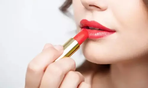 லிப்ஸ்டிக் போடுவதற்கு முன்பு இதை பயன்படுத்துங்க...
