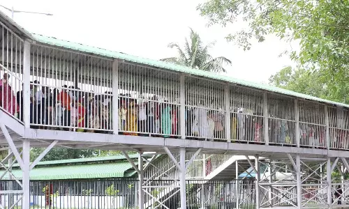 திருப்பதியில் கட்டுக்கடங்காத கூட்டம்- 5 கி.மீ. தூரம் வரிசையில் காத்திருந்து பக்தர்கள் தரிசனம்