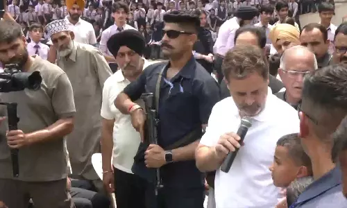 VIDEO: பாகிஸ்தான் தாக்குதலில் பாதிக்கப் பட்டவர்களை சந்தித்து ஆறுதல் கூறினார் ராகுல்காந்தி