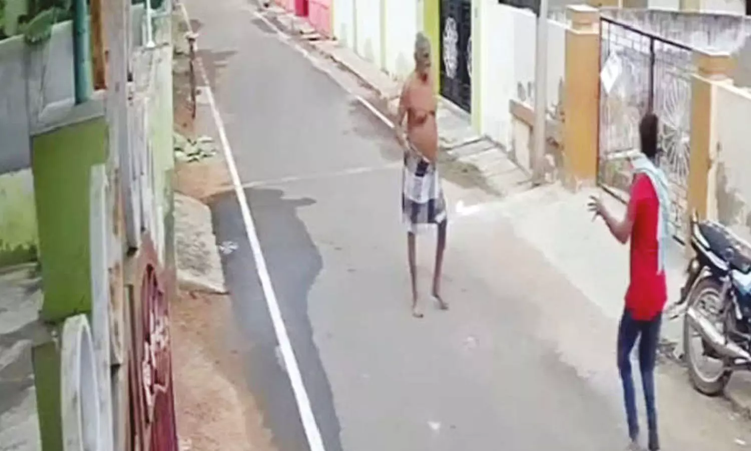 இளம்பெண்ணை ஓடஓட விரட்டி வெட்டிய 91 வயது முதியவர்- வீடியோ