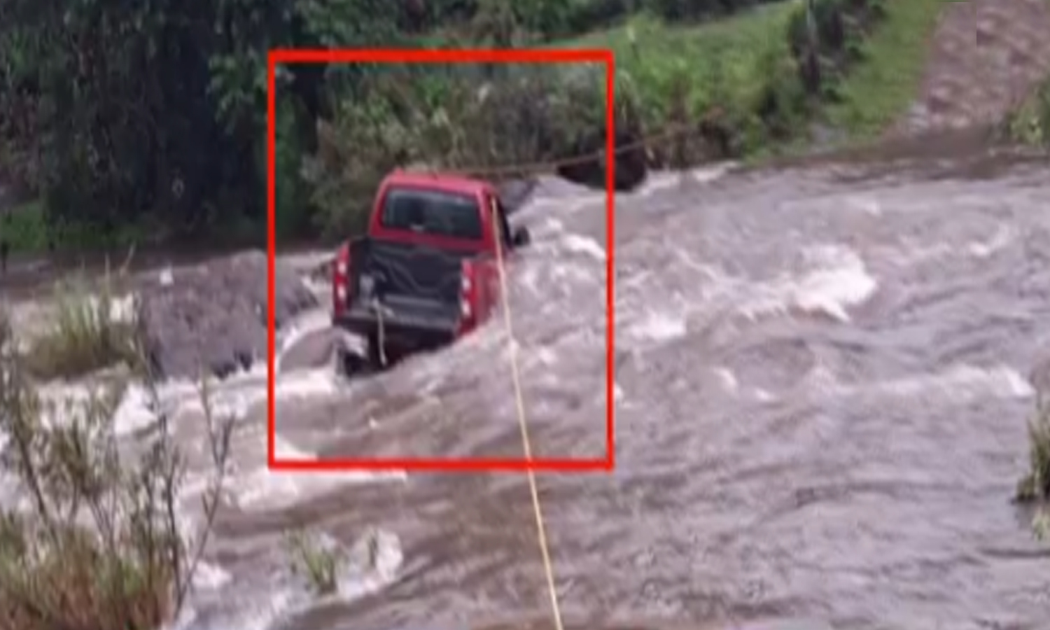 காட்டாற்றின் நடுவே சிக்கிய கார்- நூலிழையில் உயிர் தப்பிய 3 பேர்