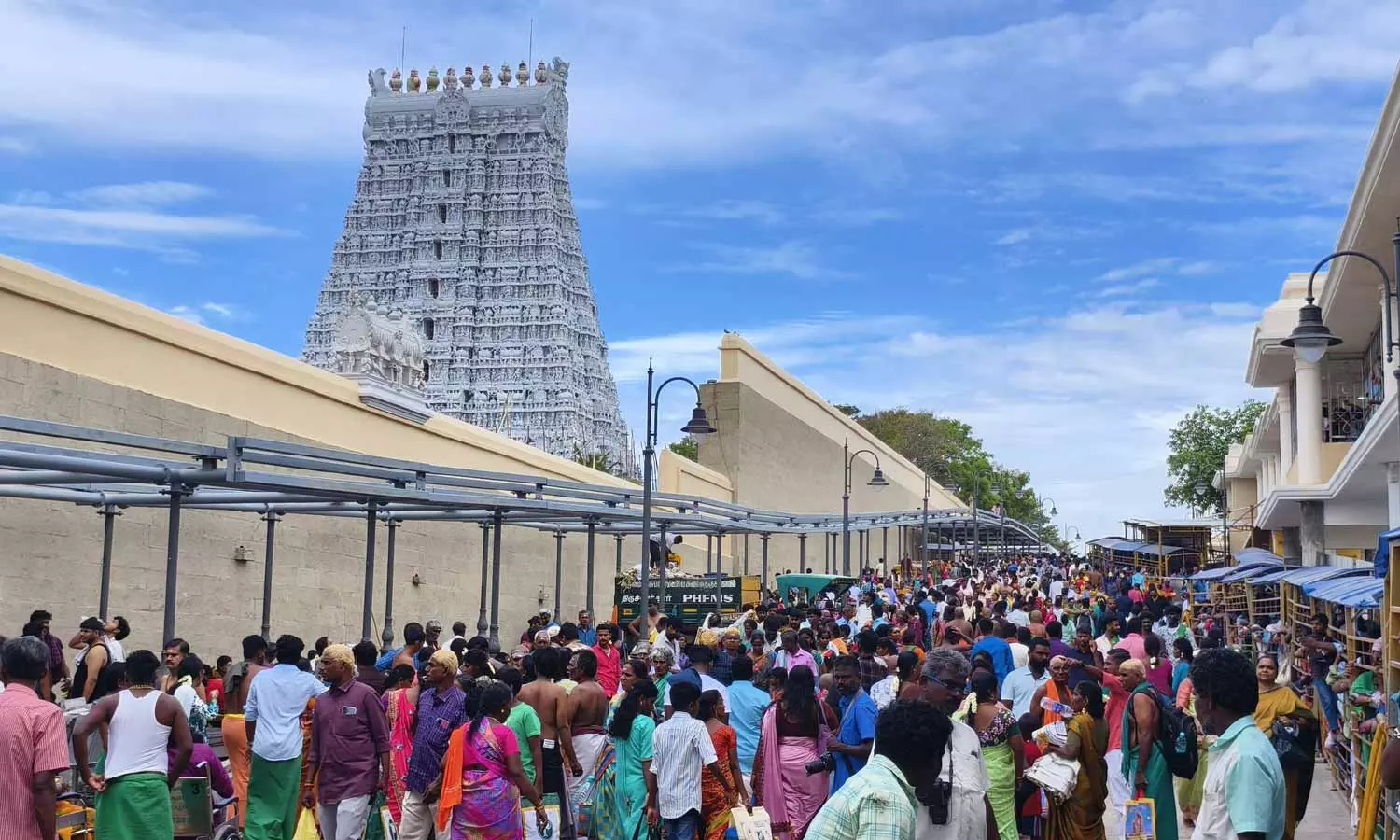 திருச்செந்தூர் கோவிலில் அலைமோதிய பக்தர்கள் கூட்டம்- 4 மணி நேரம் காத்திருந்த சாமி தரிசனம் திருச்செந்தூர் கோவிலில் அலைமோதிய பக்தர்கள் கூட்டம்- 4 மணி நேரம் காத்திருந்த சாமி தரிசனம்