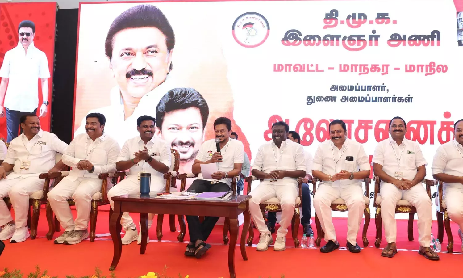 சட்டமன்ற தேர்தலை எதிர்கொள்வது குறித்து தி.மு.க. இளைஞர் அணி நிர்வாகிகளுடன் உதயநிதி ஸ்டாலின் ஆலோசனை சட்டமன்ற தேர்தலை எதிர்கொள்வது குறித்து தி.மு.க. இளைஞர் அணி நிர்வாகிகளுடன் உதயநிதி ஸ்டாலின் ஆலோசனை