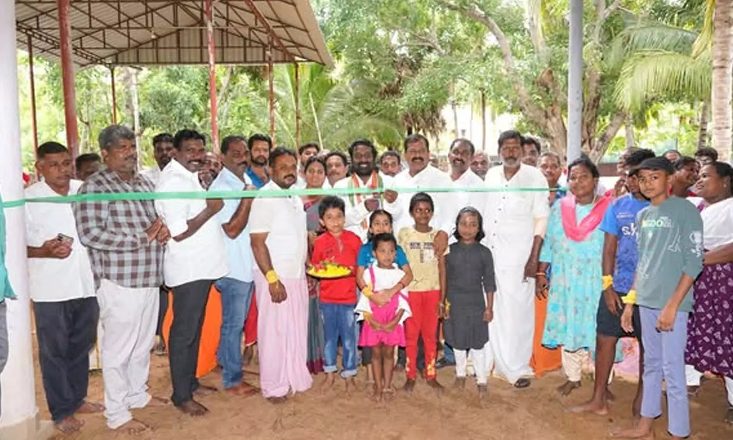 சுடலை மாடசுவாமி கோவில் மேல்கூரையை தனது சொந்த செலவில் அமைத்து கொடுத்த எம்.பி. விஜய் வசந்த்