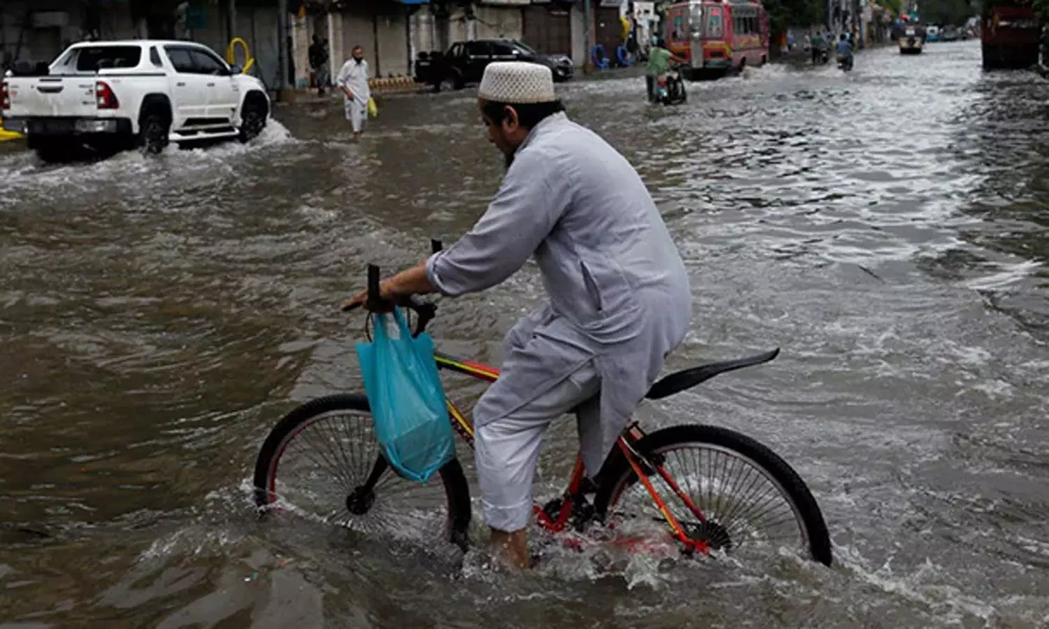 பாகிஸ்தானில் கனமழை: வெள்ளத்தில் சிக்கி 20 பேர் பலி பாகிஸ்தானில் கனமழை: வெள்ளத்தில் சிக்கி 20 பேர் பலி