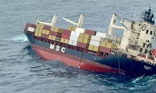 நடுக்கடலில் சாய்ந்து விபத்துக்குள்ளான சரக்கு கப்பல்- வீடியோ