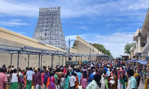 திருச்செந்தூர் கோவிலில் அலைமோதிய பக்தர்கள் கூட்டம்- 4 மணி நேரம் காத்திருந்த சாமி தரிசனம்