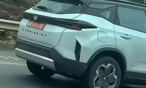 அட்டகாசமாக ரெடியாகும் டாடா ஹேரியர் - இவ்வளவு வசதிகள் இருக்கா?